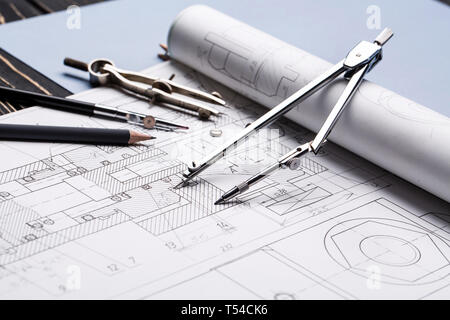 Kompass und verschiedene Zeichenwerkzeuge, die in den Zeichnungen zur Verfügung. kompasse und Blueprint. selektive Fokus Stockfoto