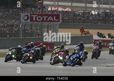 Von Le Mans, Sarthe, Frankreich. 20 Apr, 2019. Suzuki GSXR 1000 - Französische Reiter VINCENT PHILIPPE nahm die Leitung an der ersten Ecke der 42. Auflage der 24 Stunden von Le Mans auf dem Bugatti Circuit - Le Mans - Frankreich Quelle: Pierre Stevenin/ZUMA Draht/Alamy leben Nachrichten Stockfoto