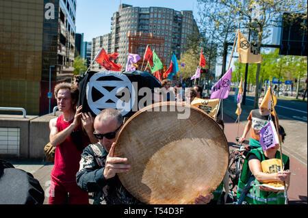 Rotterdam, Südholland, Niederlande. 20 Apr, 2019. Eine Gruppe von Aktivisten gesehen werden, die einen Sarg während des Spielens bodhráns während der Demonstration. einem Trauerzug durch die internationale Bewegung durchgeführt wurde, Aussterben Rebellion in Rotterdam. Mit dieser Aktion, die Bewegung fordert die niederländische Regierung ein Klima Not wirken auf einen Delta Plan Klima für Rotterdam, Null CO2-Emissionen im Jahr 2025 zu erklären, einschliesslich der Hafen von Rotterdam. Credit: Ana Fernandez/SOPA Images/ZUMA Draht/Alamy leben Nachrichten Stockfoto