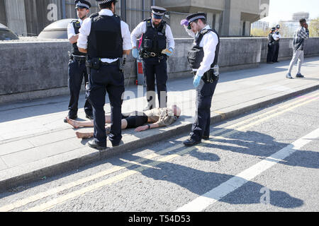 London, Großbritannien. 20. April 2019. Waterloo Bridge, London. Umwelt Kampagne Gruppe Aussterben Rebellion gelöscht von Demonstranten auf der Waterloo Bridge. Credit: Penelope Barritt/Alamy leben Nachrichten Stockfoto