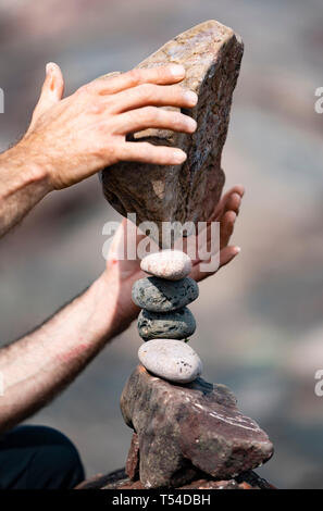 Dunbar, Schottland, Großbritannien. 20 Apr, 2019. Detail der Stein Stack wird auf Auge Cave Beach in Dunbar bei der Eröffnung der Europäischen Stein Stacking Meisterschaft 2019 errichtet. Credit: Iain Masterton/Alamy leben Nachrichten Stockfoto