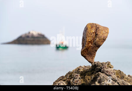 Dunbar, Schottland, Großbritannien. 20 Apr, 2019. Einsame Stein auf Stein am Auge Cave Beach in Dunbar bei der Eröffnung der Europäischen Stein Stacking Meisterschaft 2019 ausgeglichen. Credit: Iain Masterton/Alamy leben Nachrichten Stockfoto