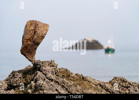 Dunbar, Schottland, Großbritannien. 20 Apr, 2019. Einsame Stein auf Stein am Auge Cave Beach in Dunbar bei der Eröffnung der Europäischen Stein Stacking Meisterschaft 2019 ausgeglichen. Credit: Iain Masterton/Alamy leben Nachrichten Stockfoto