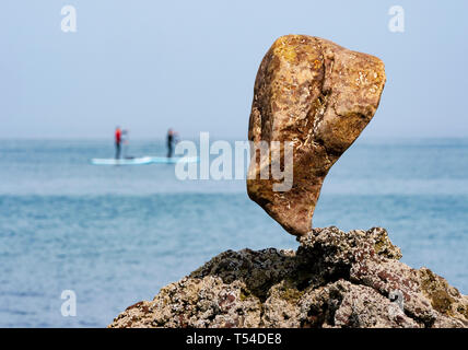 Dunbar, Schottland, Großbritannien. 20 Apr, 2019. Einsame Stein auf Stein am Auge Cave Beach in Dunbar bei der Eröffnung der Europäischen Stein Stacking Meisterschaft 2019 ausgeglichen. Credit: Iain Masterton/Alamy leben Nachrichten Stockfoto