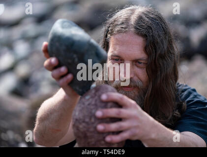 Dunbar, Schottland, Großbritannien. 20 Apr, 2019. Kev Potts Arbeiten auf seinem Stein Skulptur auf Auge Cave Beach in Dunbar bei der Eröffnung der Europäischen Stein Stacking Meisterschaft 2019. Credit: Iain Masterton/Alamy leben Nachrichten Stockfoto