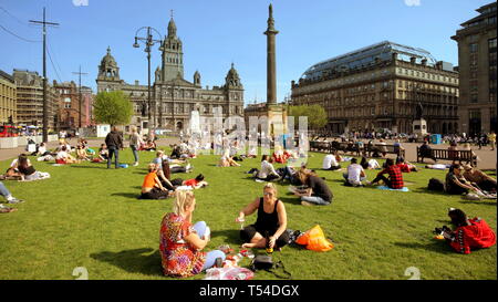 Glasgow, Schottland, Großbritannien. 20 Apr, 2019. UK Wetter: Brechende heißes Wetter sah, Erdbeeren und Sekt auf dem George Square im Zentrum der Stadt. Credit: Gerard Fähre / alamy Leben Nachrichten Stockfoto