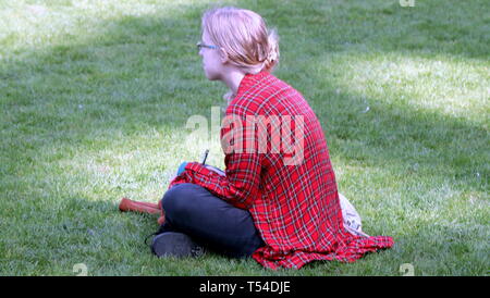 Glasgow, Schottland, Großbritannien. 20 Apr, 2019. UK Wetter: Brechende heißes Wetter sah, Erdbeeren und Sekt auf dem George Square im Zentrum der Stadt. Credit: Gerard Fähre / alamy Leben Nachrichten Stockfoto