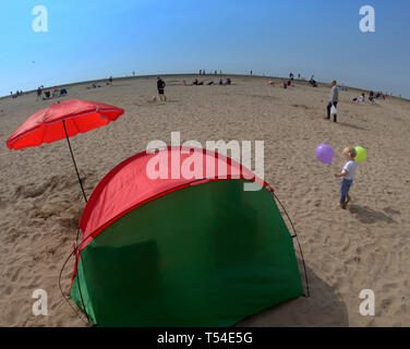 Troon, Ayrshire, Schottland, UK, 20. April 2019, UK Wetter: Brechende heißes Wetter sah, Einheimischen und Touristen Kopf nach South Beach Troon auf der Ayrshire Küste. Kredit Gerard Fähre / alamy Leben Nachrichten Stockfoto