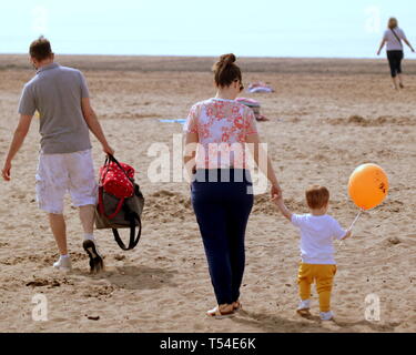 Troon, Ayrshire, Schottland, UK, 20. April 2019, UK Wetter: Brechende heißes Wetter sah, Einheimischen und Touristen Kopf nach South Beach Troon auf der Ayrshire Küste. Kredit Gerard Fähre / alamy Leben Nachrichten Stockfoto