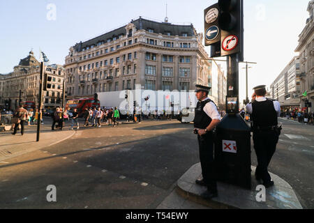 London, Großbritannien. 20. April 2019. Der Verkehr nimmt erneut mit roten Busse und Taxis nach Polizei entfernen Sie alle Demonstranten form Oxford Circus, die durch das Klima Aktivisten von der Nebenstelle Rebellion für fast eine Woche Credit besetzt wurde: Amer ghazzal/Alamy leben Nachrichten Stockfoto