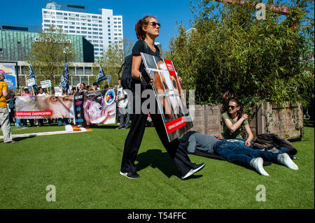 Rotterdam, Südholland, Niederlande. 20 Apr, 2019. Eine Frau gesehen, die ein Plakat während des Protestes. Die nichtstaatliche Organisation "Tierrechte" eine Demonstration für den Ersatz von Tierversuchen organisiert. Hunderte von Menschen in der Innenstadt von Rotterdam gesammelt an die niederländische Regierung zu fordern Stopp Subventionierung Tierversuche und andere Alternativen. Credit: Ana Fernandez/SOPA Images/ZUMA Draht/Alamy leben Nachrichten Stockfoto