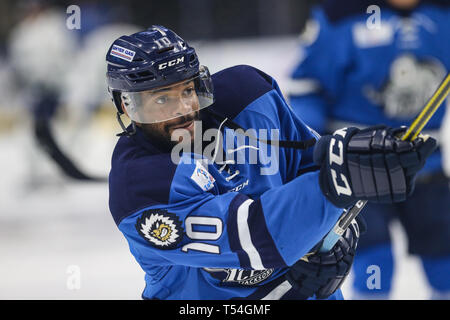 Jacksonville, USA. 19 Apr, 2019. Jacksonville Eisgruben steigt defenseman Dajon Mingo (10) beim Warm-ups, bevor ein echl Professional Hockey Endspiel Spiel gegen die Florida Everblades am Veterans Memorial Arena in Jacksonville, Fla., Freitag, 19 April, 2019. (Gary Lloyd McCullough/Cal Sport Media) Credit: Cal Sport Media/Alamy leben Nachrichten Stockfoto