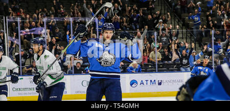 Jacksonville, USA. 19 Apr, 2019. Jacksonville Eisgruben steigt vorwärts Cam Maclise (8) feiert Fortier verfolgt das Ziel, der während des ersten Anwendungszeitraums der ein echl Professional Hockey Endspiel Spiel gegen die Florida Everblades am Veterans Memorial Arena in Jacksonville, Fla., Freitag, 19 April, 2019. (Gary Lloyd McCullough/Cal Sport Media) Credit: Cal Sport Media/Alamy leben Nachrichten Stockfoto