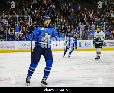 Jacksonville, USA. 19 Apr, 2019. Jacksonville Eisgruben steigt vorwärts Cam Maclise (8) feiert Fortier verfolgt das Ziel, der während des ersten Anwendungszeitraums der ein echl Professional Hockey Endspiel Spiel gegen die Florida Everblades am Veterans Memorial Arena in Jacksonville, Fla., Freitag, 19 April, 2019. (Gary Lloyd McCullough/Cal Sport Media) Credit: Cal Sport Media/Alamy leben Nachrichten Stockfoto