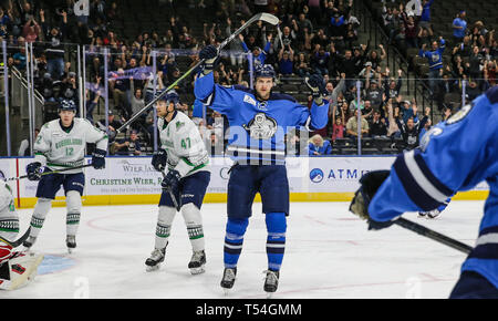 Jacksonville, USA. 19 Apr, 2019. Jacksonville Eisgruben steigt vorwärts Cam Maclise (8) feiert Fortier verfolgt das Ziel, der während des ersten Anwendungszeitraums der ein echl Professional Hockey Endspiel Spiel gegen die Florida Everblades am Veterans Memorial Arena in Jacksonville, Fla., Freitag, 19 April, 2019. (Gary Lloyd McCullough/Cal Sport Media) Credit: Cal Sport Media/Alamy leben Nachrichten Stockfoto