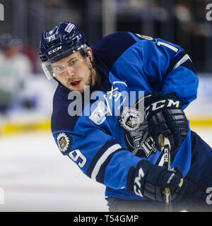 Jacksonville, USA. 19 Apr, 2019. Jacksonville Eisgruben steigt vorwärts Cody Fowlie (19) beim Warm-ups, bevor ein echl Professional Hockey Endspiel Spiel gegen die Florida Everblades am Veterans Memorial Arena in Jacksonville, Fla., Freitag, 19 April, 2019. (Gary Lloyd McCullough/Cal Sport Media) Credit: Cal Sport Media/Alamy leben Nachrichten Stockfoto