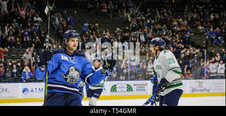 Jacksonville, USA. 19 Apr, 2019. Jacksonville Eisgruben steigt vorwärts Cam Maclise (8) feiert Fortier verfolgt das Ziel, der während des ersten Anwendungszeitraums der ein echl Professional Hockey Endspiel Spiel gegen die Florida Everblades am Veterans Memorial Arena in Jacksonville, Fla., Freitag, 19 April, 2019. (Gary Lloyd McCullough/Cal Sport Media) Credit: Cal Sport Media/Alamy leben Nachrichten Stockfoto