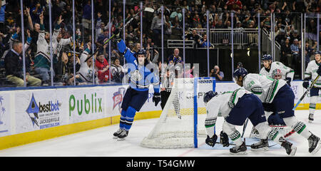 Jacksonville, USA. 19 Apr, 2019. Jacksonville Eisgruben steigt vorwärts Cam Maclise (8) feiert sein Ziel in der ersten Periode von ein echl Professional Hockey Endspiel Spiel gegen die Florida Everblades am Veterans Memorial Arena in Jacksonville, Fla., Freitag, 19 April, 2019. (Gary Lloyd McCullough/Cal Sport Media) Credit: Cal Sport Media/Alamy leben Nachrichten Stockfoto