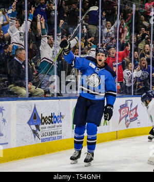 Jacksonville, USA. 19 Apr, 2019. Jacksonville Eisgruben steigt vorwärts Cam Maclise (8) feiert sein Ziel in der ersten Periode von ein echl Professional Hockey Endspiel Spiel gegen die Florida Everblades am Veterans Memorial Arena in Jacksonville, Fla., Freitag, 19 April, 2019. (Gary Lloyd McCullough/Cal Sport Media) Credit: Cal Sport Media/Alamy leben Nachrichten Stockfoto