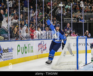 Jacksonville, USA. 19 Apr, 2019. Jacksonville Eisgruben steigt vorwärts Cam Maclise (8) feiert sein Ziel in der ersten Periode von ein echl Professional Hockey Endspiel Spiel gegen die Florida Everblades am Veterans Memorial Arena in Jacksonville, Fla., Freitag, 19 April, 2019. (Gary Lloyd McCullough/Cal Sport Media) Credit: Cal Sport Media/Alamy leben Nachrichten Stockfoto