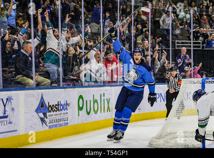 Jacksonville, USA. 19 Apr, 2019. Jacksonville Eisgruben steigt vorwärts Cam Maclise (8) feiert sein Ziel in der ersten Periode von ein echl Professional Hockey Endspiel Spiel gegen die Florida Everblades am Veterans Memorial Arena in Jacksonville, Fla., Freitag, 19 April, 2019. (Gary Lloyd McCullough/Cal Sport Media) Credit: Cal Sport Media/Alamy leben Nachrichten Stockfoto