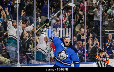 Jacksonville, USA. 19 Apr, 2019. Jacksonville Eisgruben steigt vorwärts Cam Maclise (8) feiert sein Ziel in der ersten Periode von ein echl Professional Hockey Endspiel Spiel gegen die Florida Everblades am Veterans Memorial Arena in Jacksonville, Fla., Freitag, 19 April, 2019. (Gary Lloyd McCullough/Cal Sport Media) Credit: Cal Sport Media/Alamy leben Nachrichten Stockfoto