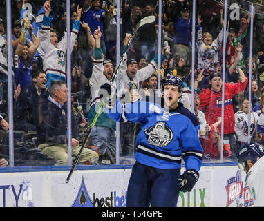 Jacksonville, USA. 19 Apr, 2019. Jacksonville Eisgruben steigt vorwärts Cam Maclise (8) feiert sein Ziel in der ersten Periode von ein echl Professional Hockey Endspiel Spiel gegen die Florida Everblades am Veterans Memorial Arena in Jacksonville, Fla., Freitag, 19 April, 2019. (Gary Lloyd McCullough/Cal Sport Media) Credit: Cal Sport Media/Alamy leben Nachrichten Stockfoto