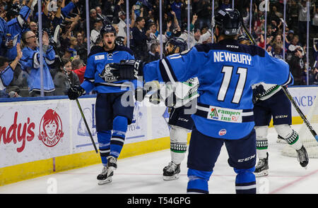 Jacksonville, USA. 19 Apr, 2019. Jacksonville Eisgruben steigt vorwärts Cam Maclise (8), links, feiert sein Ziel in der ersten Periode von ein echl Professional Hockey Endspiel Spiel gegen die Florida Everblades am Veterans Memorial Arena in Jacksonville, Fla., Freitag, 19 April, 2019. (Gary Lloyd McCullough/Cal Sport Media) Credit: Cal Sport Media/Alamy leben Nachrichten Stockfoto