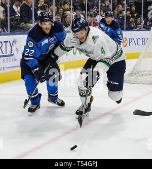 Jacksonville, USA. 19 Apr, 2019. Jacksonville Eisgruben steigt vorwärts Christophe Lalancette (22), links, und Florida Everblades defenseman Matt Finn (4) vie für den Puck, der während des ersten Anwendungszeitraums der ein echl Professional Hockey Endspiel Spiel am Veterans Memorial Arena in Jacksonville, Fla., Freitag, 19 April, 2019. (Gary Lloyd McCullough/Cal Sport Media) Credit: Cal Sport Media/Alamy leben Nachrichten Stockfoto