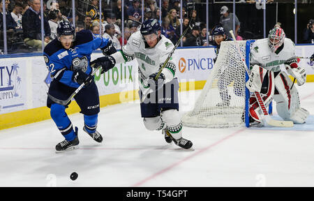 Jacksonville, USA. 19 Apr, 2019. Jacksonville Eisgruben steigt vorwärts Christophe Lalancette (22), links, und Florida Everblades defenseman Matt Finn (4) vie für den Puck, der während des ersten Anwendungszeitraums der ein echl Professional Hockey Endspiel Spiel am Veterans Memorial Arena in Jacksonville, Fla., Freitag, 19 April, 2019. (Gary Lloyd McCullough/Cal Sport Media) Credit: Cal Sport Media/Alamy leben Nachrichten Stockfoto