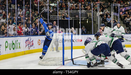 Jacksonville, USA. 19 Apr, 2019. Jacksonville Eisgruben steigt vorwärts Cam Maclise (8) feiert sein Ziel in der ersten Periode von ein echl Professional Hockey Endspiel Spiel gegen die Florida Everblades am Veterans Memorial Arena in Jacksonville, Fla., Freitag, 19 April, 2019. (Gary Lloyd McCullough/Cal Sport Media) Credit: Cal Sport Media/Alamy leben Nachrichten Stockfoto