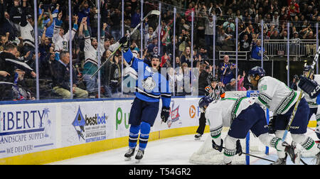 Jacksonville, USA. 19 Apr, 2019. Jacksonville Eisgruben steigt vorwärts Cam Maclise (8) feiert sein Ziel in der ersten Periode von ein echl Professional Hockey Endspiel Spiel gegen die Florida Everblades am Veterans Memorial Arena in Jacksonville, Fla., Freitag, 19 April, 2019. (Gary Lloyd McCullough/Cal Sport Media) Credit: Cal Sport Media/Alamy leben Nachrichten Stockfoto