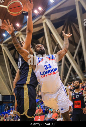 London, UK, 20. April 2019. Royals' Sam Toluwase (33) bricht durch die Glasgow Verteidigung. Die Spannungen hoch in der Londoner City Royals v Glasgow Felsen BBL Meisterschaftspiel bei Crystal Palace Sportzentrum. Home Team LCR-Win die engen Spiel Triumph 78-70. Credit: Imageplotter/Alamy leben Nachrichten Stockfoto