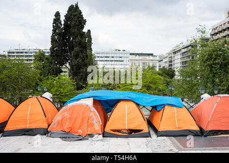 Athen, Attika, Griechenland. 21 Mai, 2019. Flüchtling Zelte sind auf dem Syntagma-platz. Flüchtlinge gesehen auf Bussen begeben Sie sich in die Lager nach 2 Tag Camping am Syntagma-Platz übertragen werden, die nach ihrer Vertreibung aus einem Gebäude verlassen in Exarchia, in Athen. Credit: Nikos Pekiaridis/SOPA Images/ZUMA Draht/Alamy leben Nachrichten Stockfoto