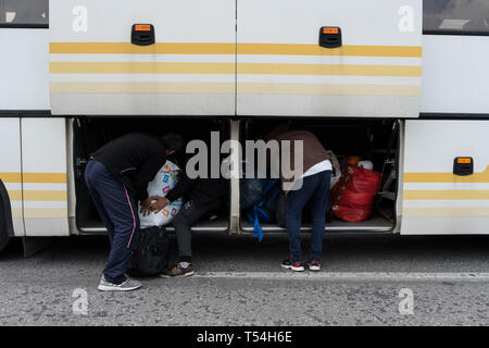 Athen, Attika, Griechenland. 21 Mai, 2019. Flüchtlinge werden gesehen, ihr Gepäck in einem Bus beladen, wie sie in die Lager übertragen werden. Flüchtlinge auf Bussen begeben Sie sich in die Lager nach 2 Tag Camping am Syntagma-Platz übertragen werden, die nach ihrer Vertreibung aus einem Gebäude verlassen in Exarchia, in Athen. Credit: Nikos Pekiaridis/SOPA Images/ZUMA Draht/Alamy leben Nachrichten Stockfoto