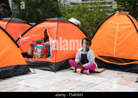 Athen, Attika, Griechenland. 21 Mai, 2019. Ein flüchtling Kid gesehen in der Nähe ihrer camping Zelte am Syntagma Platz sitzt nach der Zwangsräumung. Flüchtlinge auf Bussen begeben Sie sich in die Lager nach 2 Tag Camping am Syntagma-Platz übertragen werden, die nach ihrer Vertreibung aus einem Gebäude verlassen in Exarchia, in Athen. Credit: Nikos Pekiaridis/SOPA Images/ZUMA Draht/Alamy leben Nachrichten Stockfoto