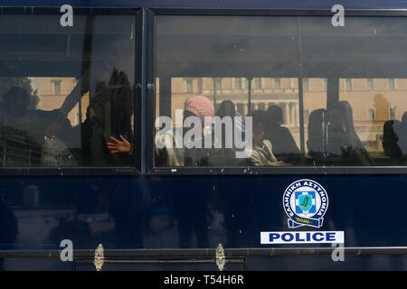 Athen, Attika, Griechenland. 21 Mai, 2019. Flüchtlingskinder sind im Innern einer Polizei bus gesehen, da sie zu den Lagern nach der Vertreibung übertragen werden. Flüchtlinge auf Bussen begeben Sie sich in die Lager nach 2 Tag Camping am Syntagma-Platz übertragen werden, die nach ihrer Vertreibung aus einem Gebäude verlassen in Exarchia, in Athen. Credit: Nikos Pekiaridis/SOPA Images/ZUMA Draht/Alamy leben Nachrichten Stockfoto