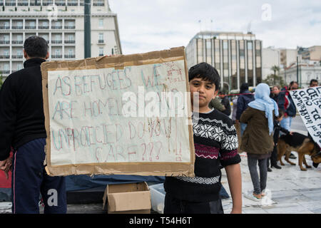 Athen, Attika, Griechenland. 21 Mai, 2019. Ein flüchtling Kind gesehen, die eine Plakette am Syntagma Platz nach der Zwangsräumung. Flüchtlinge auf Bussen begeben Sie sich in die Lager nach 2 Tag Camping am Syntagma-Platz übertragen werden, die nach ihrer Vertreibung aus einem Gebäude verlassen in Exarchia, in Athen. Credit: Nikos Pekiaridis/SOPA Images/ZUMA Draht/Alamy leben Nachrichten Stockfoto