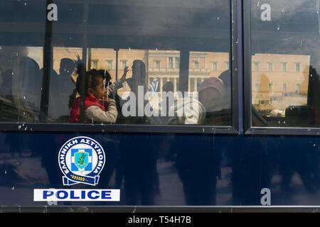 Athen, Attika, Griechenland. 21 Mai, 2019. Flüchtlingskinder sind im Innern einer Polizei bus gesehen, da sie zu den Lagern nach der Vertreibung übertragen werden. Flüchtlinge auf Bussen begeben Sie sich in die Lager nach 2 Tag Camping am Syntagma-Platz übertragen werden, die nach ihrer Vertreibung aus einem Gebäude verlassen in Exarchia, in Athen. Credit: Nikos Pekiaridis/SOPA Images/ZUMA Draht/Alamy leben Nachrichten Stockfoto