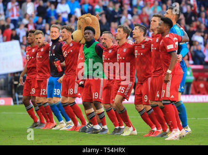 München, Deutschland. 20 Apr, 2019. Bayern München Spieler grüße die Fans nach einem Deutschen Bundesligaspiel zwischen dem FC Bayern München und dem SV Werder Bremen in München, Deutschland, am 20. April 2019. Bayern München gewann 1:0. Credit: Philippe Ruiz/Xinhua/Alamy leben Nachrichten Stockfoto