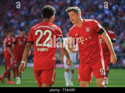 München, Deutschland. 20 Apr, 2019. Bayern München Robert Lewandowski (R) Gespräche mit Serge Gnabry während eines Deutschen Bundesligaspiel zwischen dem FC Bayern München und dem SV Werder Bremen in München, Deutschland, am 20. April 2019. Bayern München gewann 1:0. Credit: Philippe Ruiz/Xinhua/Alamy leben Nachrichten Stockfoto