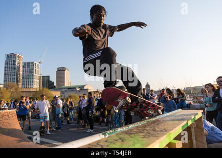 London, Großbritannien. 20. April 2019. Ein Skateboarder verwendet die Holzrampe bis durch den Klimawandel Aktivisten vor dem Aussterben Rebellion auf der Waterloo Bridge als Teil der internationalen Rebellion Tätigkeiten, die jetzt sechs Tage gedauert haben. Polizisten heute einen gemeinsamen Versuch, zu versuchen, die Brücke von Aktivisten zu löschen. Credit: Mark Kerrison/Alamy leben Nachrichten Stockfoto