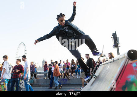 London, Großbritannien. 20. April 2019. Ein Skateboarder verwendet die Holzrampe bis durch den Klimawandel Aktivisten vor dem Aussterben Rebellion auf der Waterloo Bridge als Teil der internationalen Rebellion Tätigkeiten, die jetzt sechs Tage gedauert haben. Polizisten heute einen gemeinsamen Versuch, zu versuchen, die Brücke von Aktivisten zu löschen. Credit: Mark Kerrison/Alamy leben Nachrichten Stockfoto