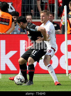 Leverkusen, Deutschland. 20 Apr, 2019. Hanno Behrens (R) von Nürnberg Mias mit Kevin Volland von Leverkusen bei dem Bundesligaspiel zwischen Bayer 04 Leverkusen und FC Nuernberg in Leverkusen, 20. April 2019. Leverkusen gewann 2-0. Quelle: Joachim Bywaletz/Xinhua/Alamy leben Nachrichten Stockfoto