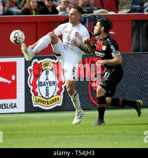 Leverkusen, Deutschland. 20 Apr, 2019. Robert Bauer (L) von Nürnberg Mias mit Kevin Volland von Leverkusen bei dem Bundesligaspiel zwischen Bayer 04 Leverkusen und FC Nuernberg in Leverkusen, 20. April 2019. Leverkusen gewann 2-0. Quelle: Joachim Bywaletz/Xinhua/Alamy leben Nachrichten Stockfoto