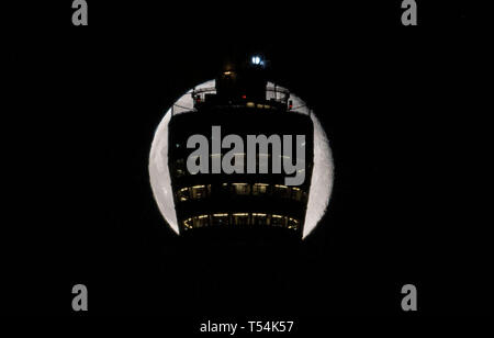 Stuttgart, Deutschland. 20 Apr, 2019. Der volle Mond hinter der Kuppel des Stuttgarter Fernsehturm gesehen werden. Credit: Marijan Murat/dpa/Alamy leben Nachrichten Stockfoto