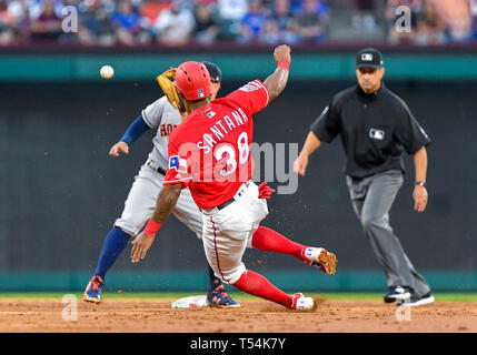 Arlington, USA. 20 Apr, 2019. Texas Rangers Base Runner Danny Santana #38 wird heraus geworfen, die versuchen die zweite Basis während ein MLB Spiel zwischen den Houston Astros und der Texas Rangers bei Globe Life Park in Arlington, TX Texas besiegte Houston 9-4 Credit: Cal Sport Media/Alamy Leben Nachrichten zu stehlen Stockfoto