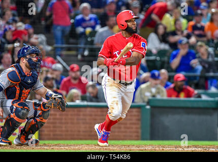 Arlington, USA. 20 Apr, 2019. Texas Förster Danny Santana #38 Hits ein Doppelzimmer in der Unterseite des dritten Inning bei einem MLB Spiel zwischen den Houston Astros und der Texas Rangers bei Globe Life Park in Arlington, TX Texas besiegte Houston 9-4 Credit: Cal Sport Media/Alamy leben Nachrichten Stockfoto