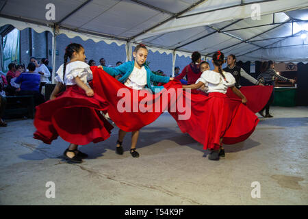 Montevideo, Uruguay. 20 Apr, 2019. Kinder gesehen Tanzen in traditionellen Kostümen während des ''Criolla Woche'' in Montevideo. Jeder April seit 1925, die Criolla Woche Festival in Montevideo, wo Gaucho (Cowboy) Fahrt wilde Pferde gefeiert Tradition des Landes zu verewigen. Neben dem Rodeo show gibt es mehrere Musicals und die traditionelle Gastronomie. Credit: Mauricio Zina/SOPA Images/ZUMA Draht/Alamy leben Nachrichten Stockfoto