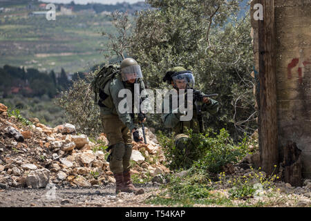 Palästina. 19 Apr, 2019. Israelische Soldaten schießen auf Demonstranten gesehen während der Auseinandersetzungen. Palästinenser stieß mit der israelischen Armee während der Demonstration in das Dorf Kafr Qaddum. Palästinenser März jeden Freitag und Samstag im Dorf Kafr Qaddum seit 2011 durch die Schließung eines ihrer Straßen und Land Beschlagnahme durch die israelischen Behörden. Diese Entscheidungen wurden getroffen, die Israelische Siedlung Kedumim zu erweitern. Durch diese Strasse, die Palästinenser waren in der Lage, die wichtigsten Stadt Nablus in 15 Minuten zu erreichen, jetzt dauert es mehr als 45 Minuten. Credit: SOPA Images Limited/Alamy Liv Stockfoto